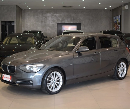 BMW 120i 2015 Cinza — foto 1 de 3