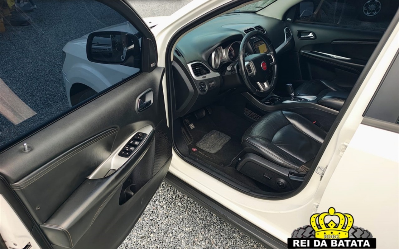 imagem-https://www.socarrao.com.br/sc-vehicle-images-prod/3912484/1789661947526-Ni5qcGc.jpg
