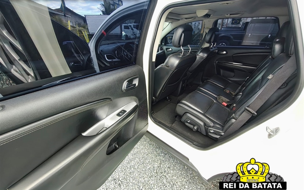 imagem-https://www.socarrao.com.br/sc-vehicle-images-prod/3912484/1789661947747-OS5qcGc.jpg