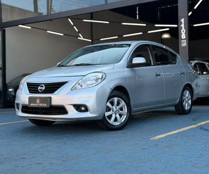 Nissan VERSA 2014 Prata — foto 1 de 3