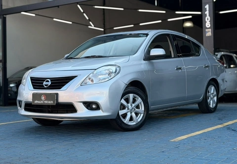 Nissan VERSA 2014 Prata — foto 1 de 3
