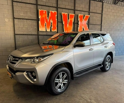 Toyota Hilux SW4 2019 Prata — foto 1 de 3