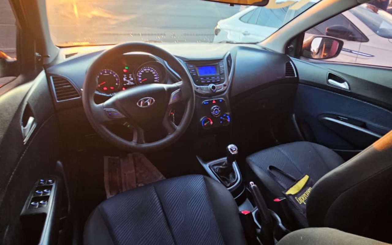 imagem-https://www.socarrao.com.br/sc-vehicle-images-prod/3946887/1789753715063-ZmQ0YmFjNmMtYzk0NS00ZDNkLThjNjYtZmI1MzZmMmU4OWNjLmpwZw.jpg