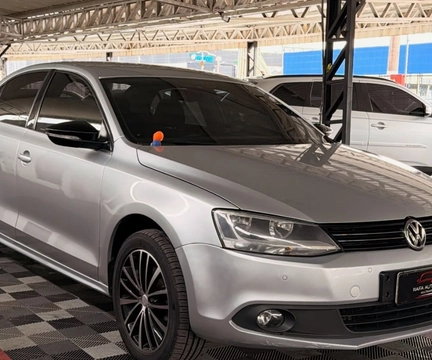Volkswagen Jetta 2019 Prata — foto 1 de 3