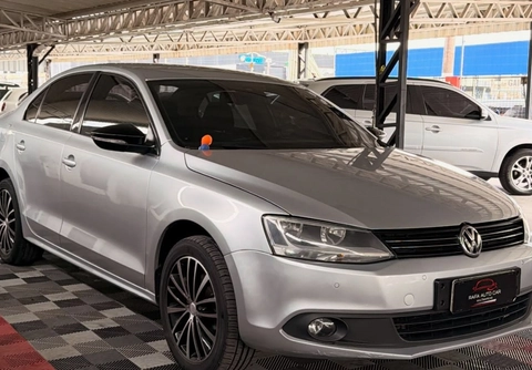 Volkswagen Jetta 2019 Prata — foto 1 de 3