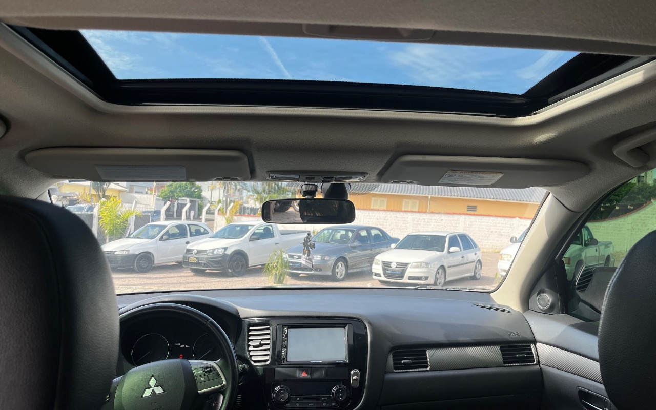 imagem-https://www.socarrao.com.br/sc-vehicle-images-prod/3948352/1789756612788-SU1HXzMwMDUuanBlZw.jpeg