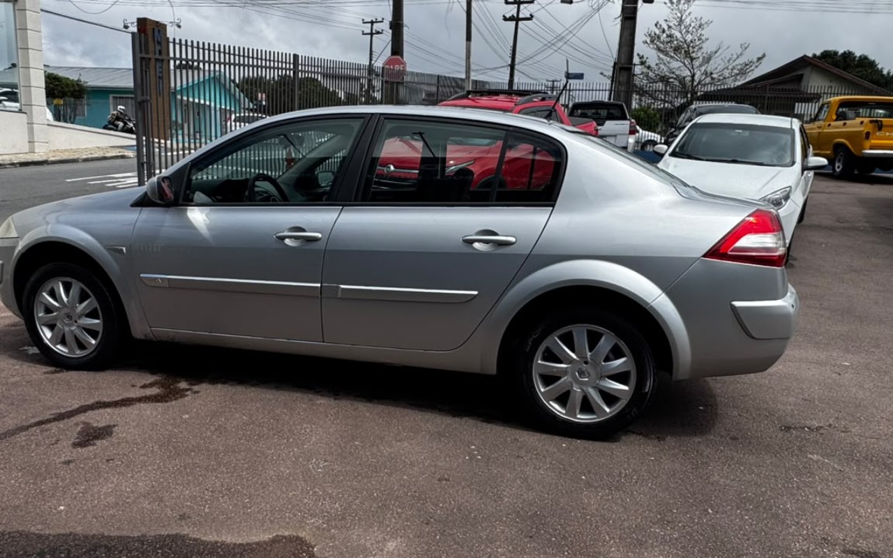 Renault Megane 2010 Cinza — foto 1 de 3