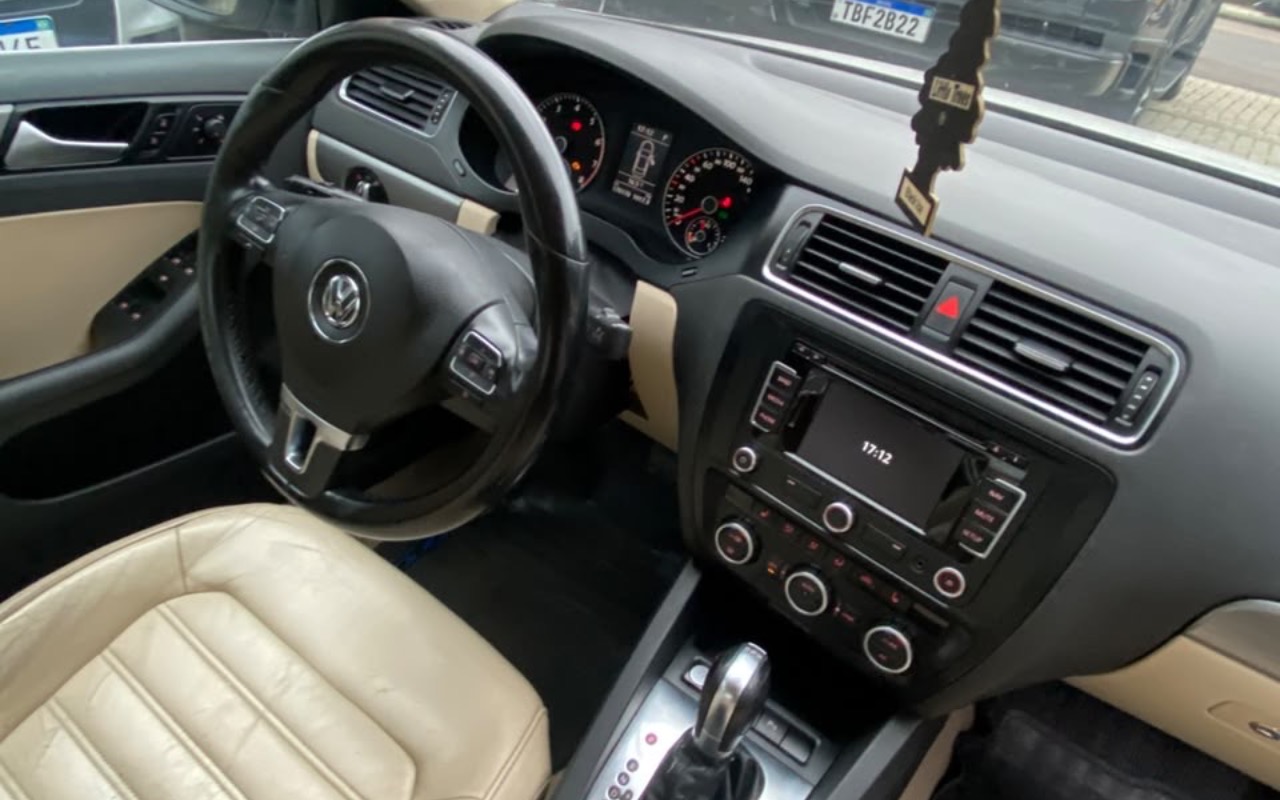 imagem-https://www.socarrao.com.br/sc-vehicle-images-prod/3955779/1789777332880-YTdhOWQ0N2MtM2VkZC00YmM3LTgyOTUtMDZkYjk3ZDM3OTMxLmpwZWc.jpeg