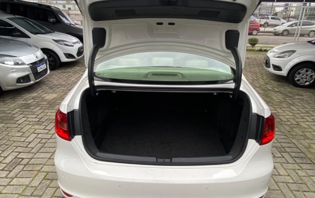 imagem-https://www.socarrao.com.br/sc-vehicle-images-prod/3955779/1789777333478-MDcxYzVjNjctZTNiNy00OTNmLWFhODQtOWE1MzdlOWViOTNiLmpwZWc.jpeg