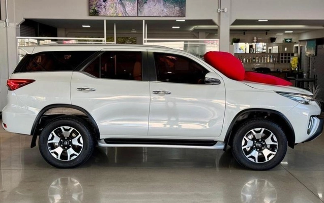 imagem-https://www.socarrao.com.br/sc-vehicle-images-prod/3967481/1789822835512-ODI5NjU5Nl83X0JfODMwODhkNGEyMy5qcGVn.jpeg