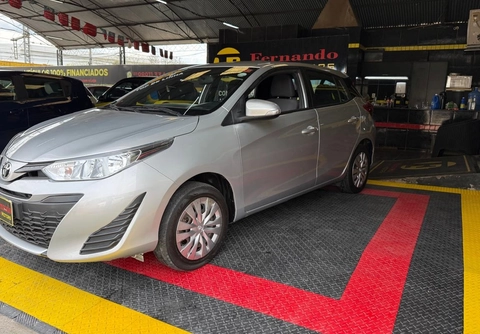 Toyota Yaris 2021 Prata — foto 1 de 3