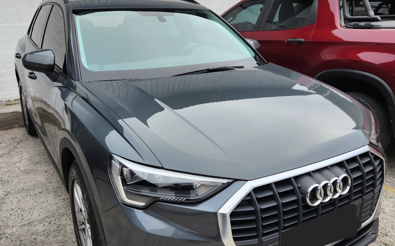Audi Q3 2022 Cinza — foto 1 de 3