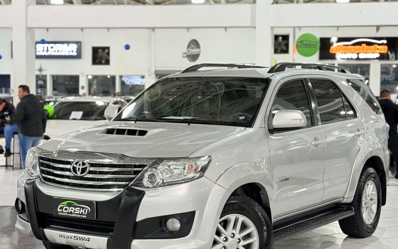 Toyota Hilux SW4 2013 Prata — foto 1 de 3