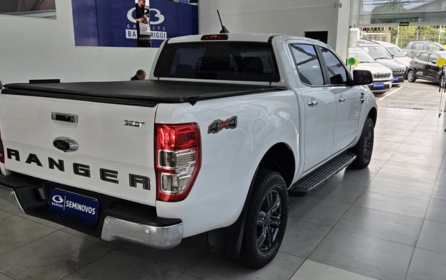 imagem-https://www.socarrao.com.br/sc-vehicle-images-prod/3994535/1789995931553-YmJlMDg3MzMtNzA2YS00ZjQ2LWI4NWItN2QyZjgzZWEyNmJkLmpwZWc.jpeg