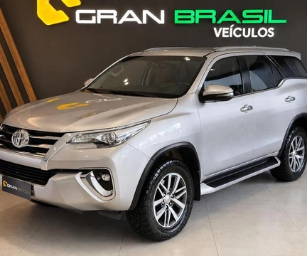 Toyota Hilux SW4 2020 Prata — foto 1 de 3