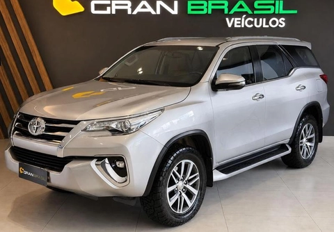 Toyota Hilux SW4 2020 Prata — foto 1 de 3
