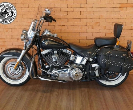Harley-Davidson HERITAGE SOFTAIL CLASSIC FLSTC 2013 Amarelo — foto 1 de 3