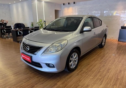 Nissan VERSA 2013 Prata — foto 1 de 3