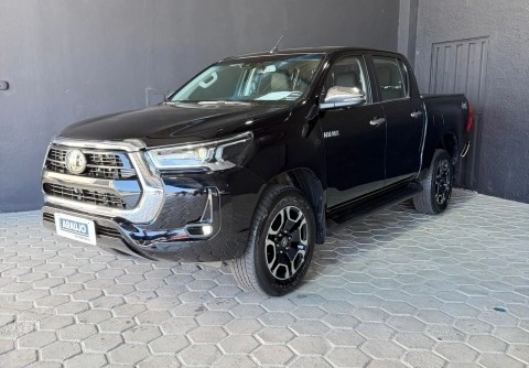 Toyota Hilux 2023 Preto — foto 1 de 3
