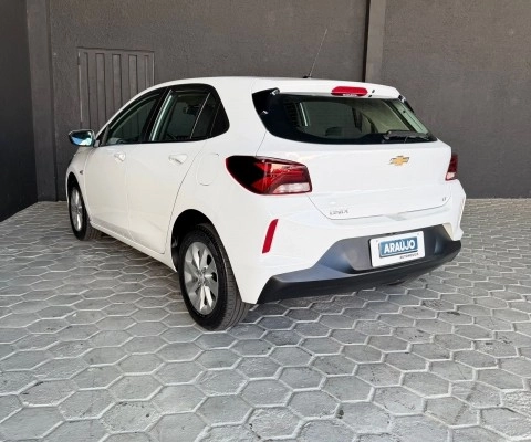 imagem-https://www.socarrao.com.br/sc-vehicle-images-prod/4029061/1790086029031-640_480_chevrolet-onix-1-0-lt-rgh-22-23-f96a14-7.jpg