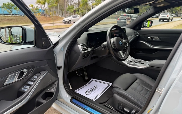 imagem-https://www.socarrao.com.br/sc-vehicle-images-prod/4029555/1790087082212-MzllMjkxNzktMTUyMy00YmIyLTkzZjQtMmRmMTNlMzQwYjBmLmpwZWc.jpeg