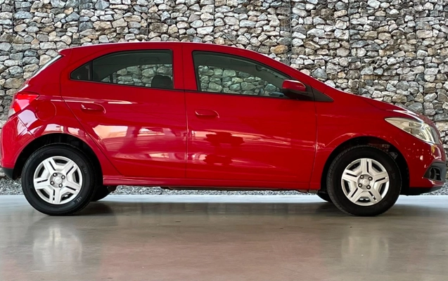 imagem-https://www.socarrao.com.br/sc-vehicle-images-prod/4034094/1790098052047-YzZjNDJmMzYtN2FlNi00MzYxLWJiNTktMjIyNzI2NWU3NDE1LkpQRw.JPG