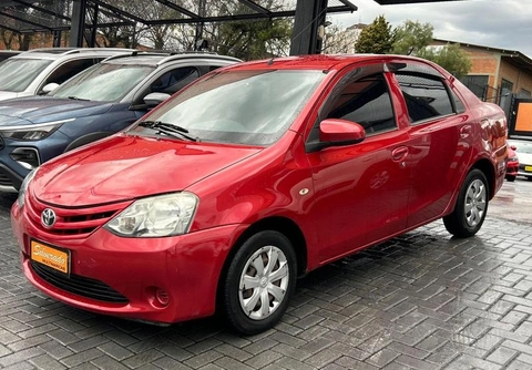 Toyota Etios 2015 Vermelho — foto 1 de 3