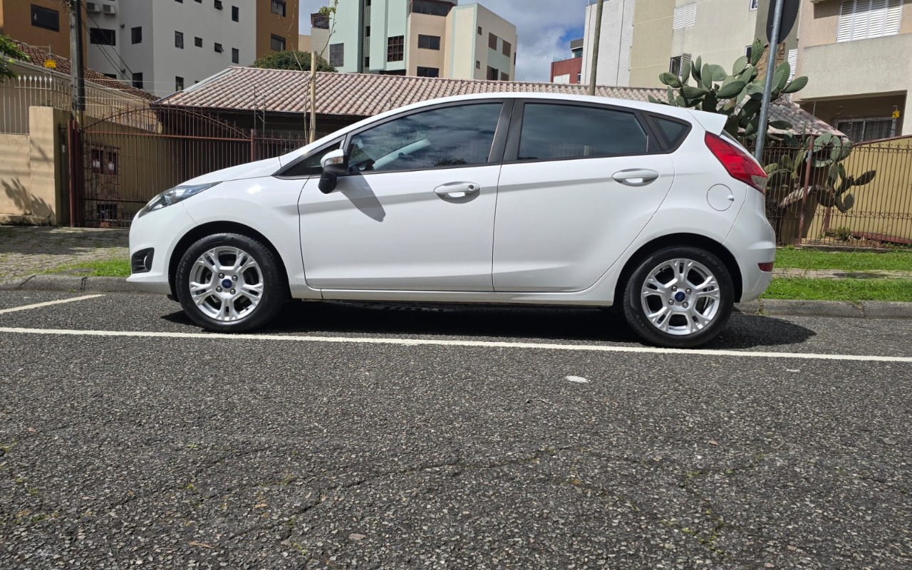 Ford Fiesta 2017 Branco — foto 1 de 3