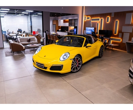 Porsche 911 2017 Amarelo — foto 1 de 3