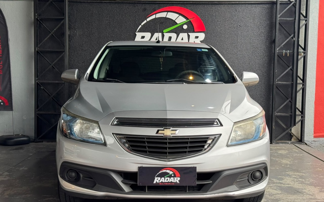 Chevrolet Onix 2013 Prata — foto 1 de 3