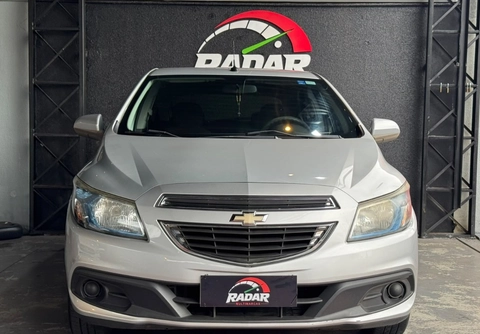 Chevrolet Onix 2013 Prata — foto 1 de 3
