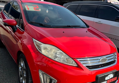 Ford Fiesta 2015 Vermelho — foto 1 de 3