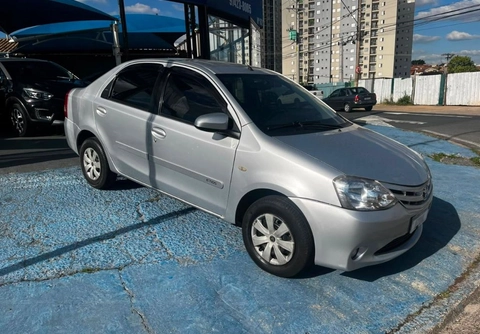 Toyota Etios 2014 Prata — foto 1 de 3