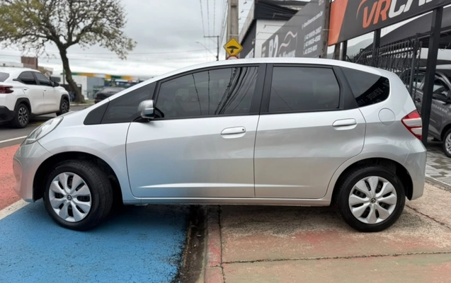 imagem-https://www.socarrao.com.br/sc-vehicle-images-prod/4090605/1790259492250-YVamESJX9w0JRRaNgTj6ZymvRYScPeeK.jpg