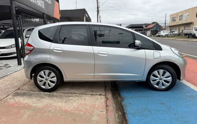 imagem-https://www.socarrao.com.br/sc-vehicle-images-prod/4090605/1790259492258-tImNRGrdphZc6VEFcIU70bqyCxN5iKXO.jpg