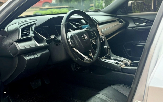 imagem-https://www.socarrao.com.br/sc-vehicle-images-prod/4095717/1790272976334-app-photos-dh1Nvv6PEgXZeDXg7lvRGGI9qq1SqQmC.jpg