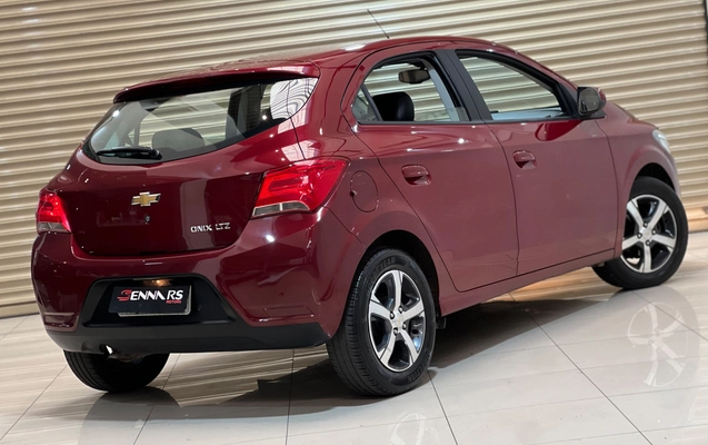 imagem-https://www.socarrao.com.br/sc-vehicle-images-prod/4098644/1790279846061-DBDhzk01CPvw8UEvMA9iO9cJAALlyhlA.jpg