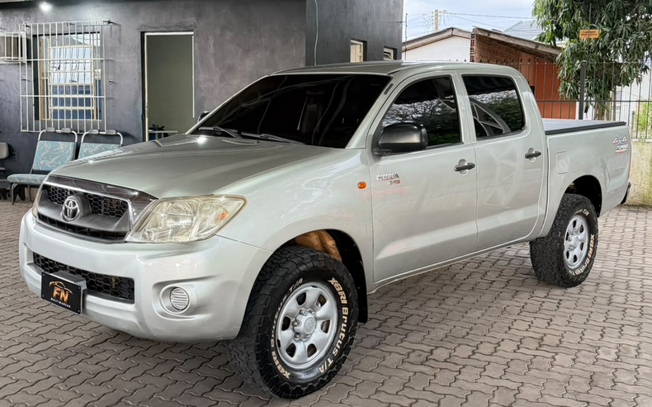 Toyota Hilux 2011 Prata — foto 1 de 3