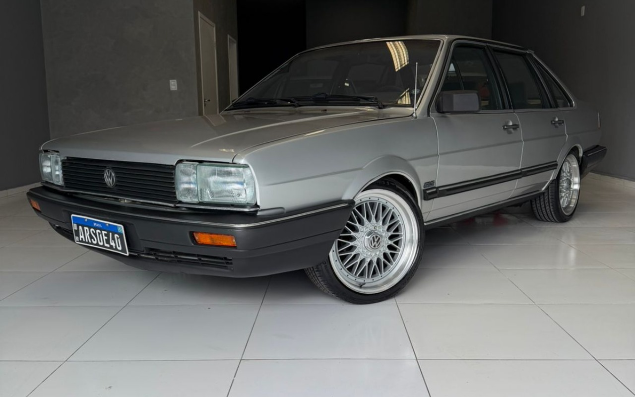 Volkswagen Santana GLSi / GLS 1.8/ 2.0 1989 Prata — foto 1 de 3
