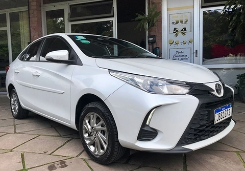 Toyota Yaris 2023 Cinza — foto 1 de 3