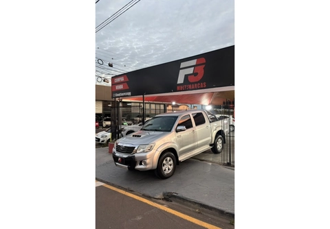 Toyota Hilux 2013 Prata — foto 1 de 3