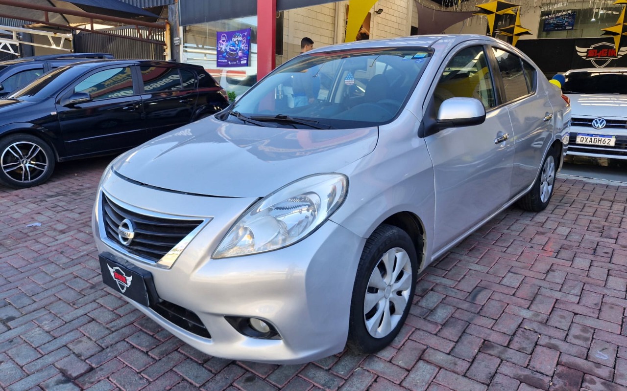 Nissan VERSA 2013 Prata — foto 1 de 3