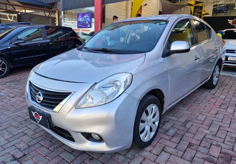 Nissan VERSA 2013 Prata — foto 1 de 3