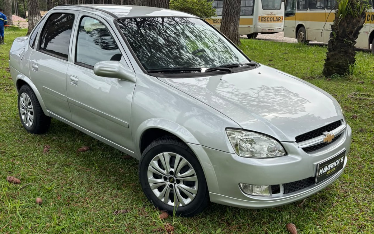 Chevrolet Classic 2015 Prata — foto 1 de 3