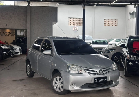 Toyota Etios 2014 Prata — foto 1 de 3
