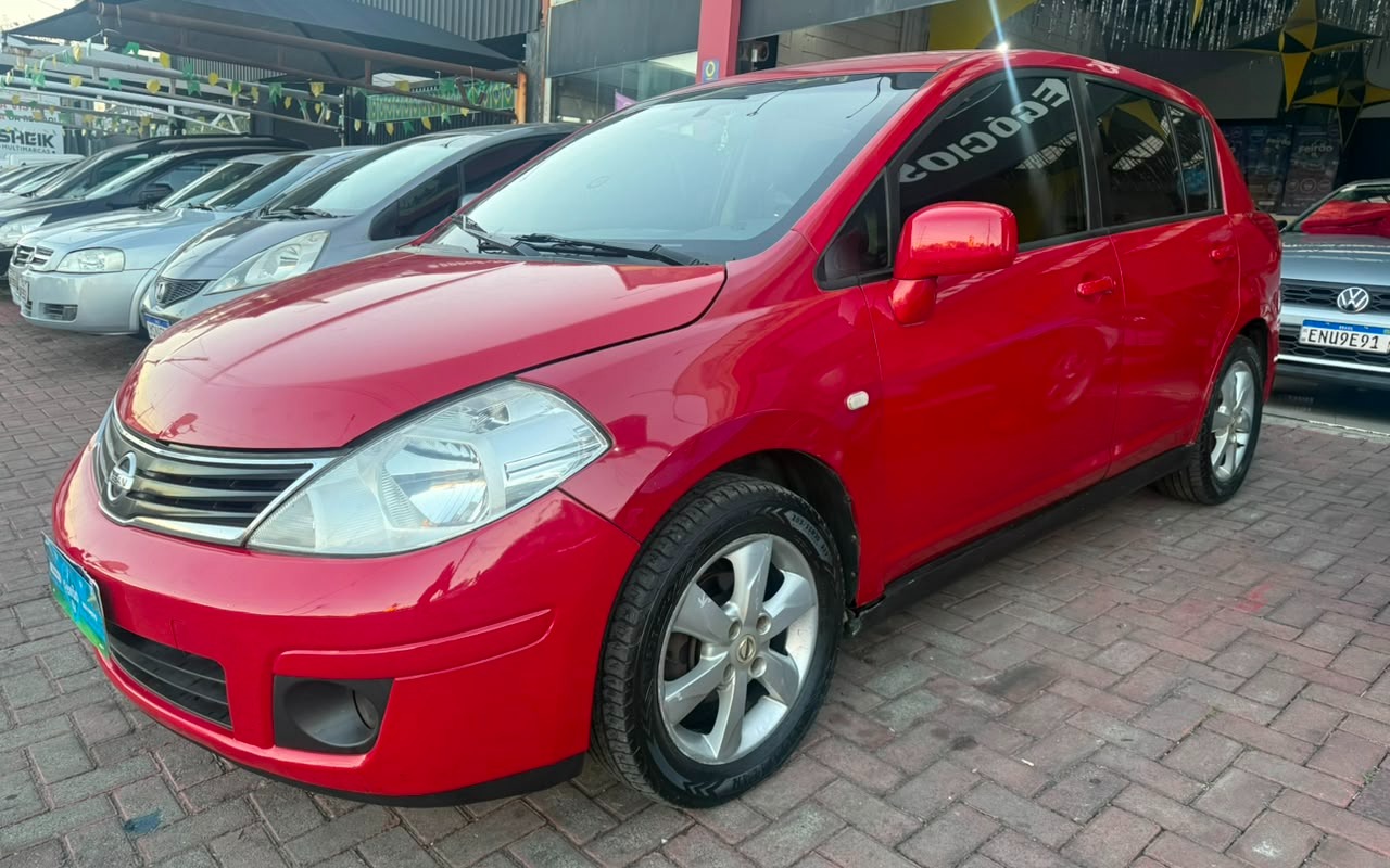 Nissan TIIDA 2012 Vermelho — foto 1 de 3