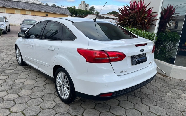 imagem-https://www.socarrao.com.br/sc-vehicle-images-prod/4270136/1791028467711-SU1HXzMzMjcuanBlZw.jpeg