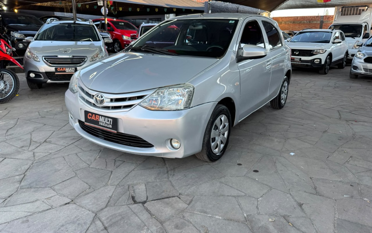 Toyota Etios 1.3 Flex 16V 5p Mec. 2014 Prata — foto 1 de 3