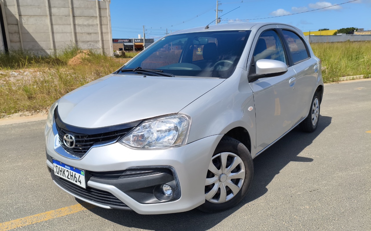 Toyota Etios 2015 Prata — foto 1 de 3