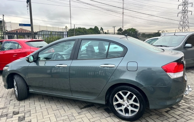 imagem-https://www.socarrao.com.br/sc-vehicle-images-prod/4282053/1791225786549-NjZkMGRmNTItNzRjZS00NDQ2LTk5MjctZTE1MzUyNjVhNjJiLmpwZWc.jpeg